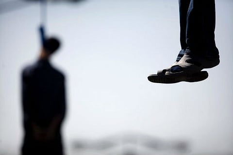 فتاة تستنجد وتقص القماش ثم تختفي.. لغز انتحار شاب معلقاً بعارضة مرمى بصبيا