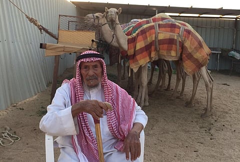 مُعمّر سعودي تجاوز الـ111 عاماً: لا أشرب إلا حليب "الإبل" وآكل التمر يومياً.. وهذه قصة ناقتي التي عادت لوحدها من "عمان"