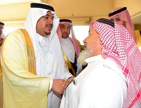 بالصور.. نائب أمير الرياض ينقل تعازي القيادة لأسرة الشهيد المطيري
