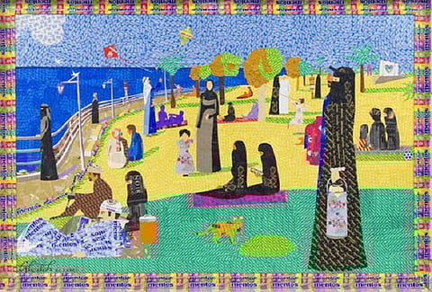 "CNN" ترصد بالصور.. فنانة سعودية تصنع لوحات عالمية بأغلفة الشوكولاتة