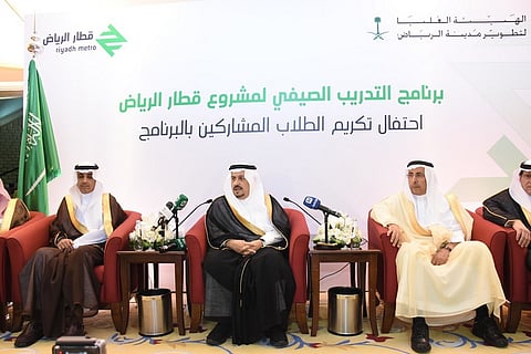 بالصور.. "فيصل بن بندر" يكرّم 230 طالبًا في ختام التدريب الصيفي بالرياض