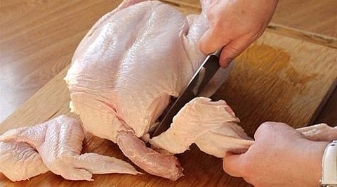 لهذه الأسباب لا يجب غسل الدواجن النيئة!