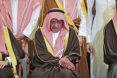 الأميران أحمد بن عبدالعزيز ومقرن بن عبدالعزيز يؤديان صلاة الميت على منصور بن مقرن ومرافقيه