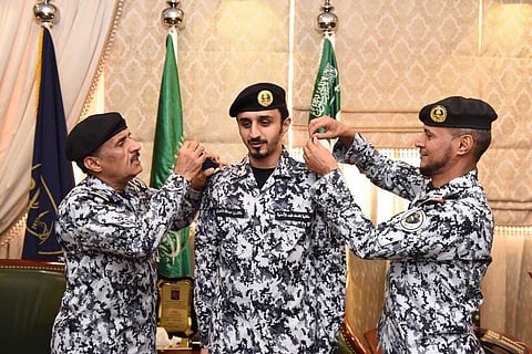 ​مدير كلية الملك فهد الأمنية يقلد "الشهري" رتبة نقيب