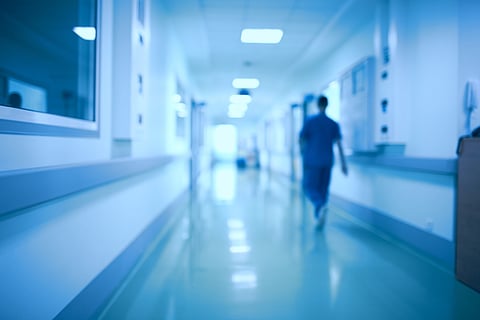 "اضبط فساد" .. مسؤول حكومي يستغل نفوذه ويعين شقيقه "غير المؤهل" لمنصب قيادي براتب 29 ألفاً