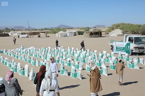 مركز الملك سلمان للإغاثة يوزع سلالاً غذائية على النازحين من صعدة