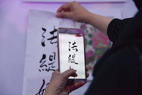 8 صينيين يبدعون في الرسم والنحت بمعرض جدة للكتاب