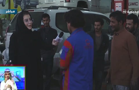 شاهد.. مذيعة سعودية تتجوَّل في الصناعية وتنقل للنساء مدى استعداد الورش لقيادتهن