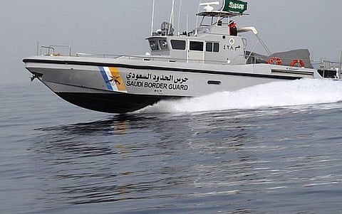 حرس الحدود بمنطقة تبوك يضبط مخالفين لممارستهما الصيد بدون تصريح وبحوزتهما أسماك مصيدة