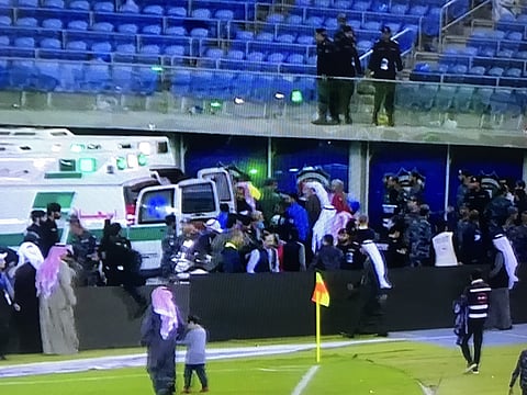 بالفيديو.. انهيار حاجز زجاجي يتسبب في سقوط العشرات من مشجعي منتخب عمان