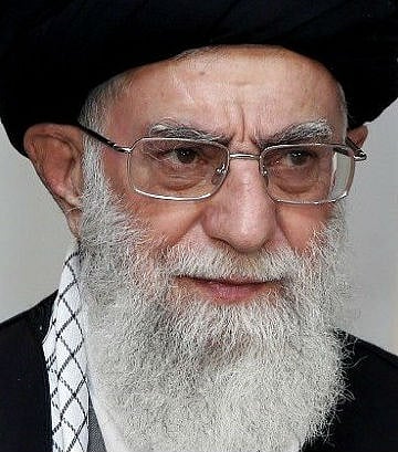بوادر الانهيار.. "خامنئي" يُنقل إلى المستشفى على عجل وتدهور كبير بصحته