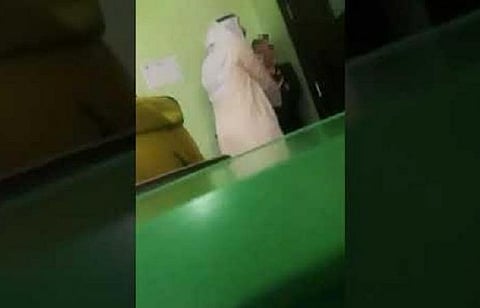 وكيل المعلم المفصول: قرار الفصل مفاجئ.. و"مصعب" حافظ كتاب الله