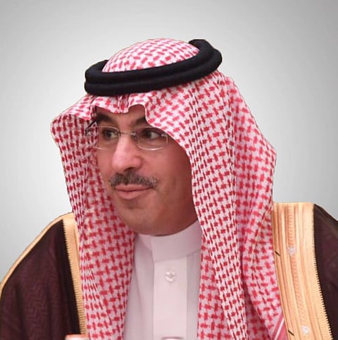 وزير الإعلام يوجِّه صحيفة عكاظ بمنع أحمد عدنان من الكتابة فيها