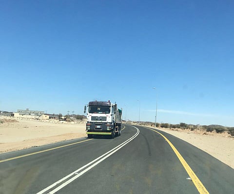 أهالي ومرتادو طريق تثليث نجران يطالبون بلوحات إرشادية ومراقبة وصيانة