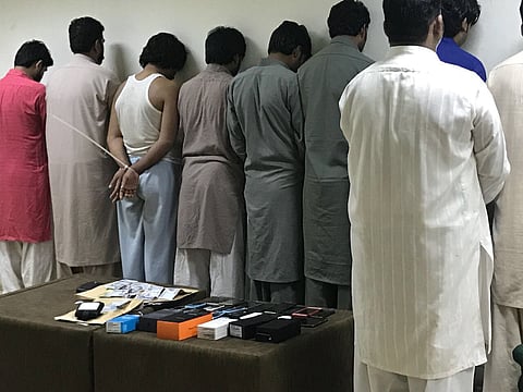 ضبط 12 مقيمًا استدرجوا ضحايا بفوزهم بجوائز مالية كبيرة في الدمام