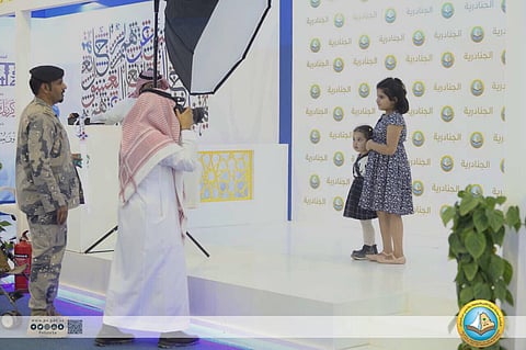 بالصور.. "الأمر بالمعروف" تفعِّل دورها الميداني والتوعية الذكية بالجنادرية