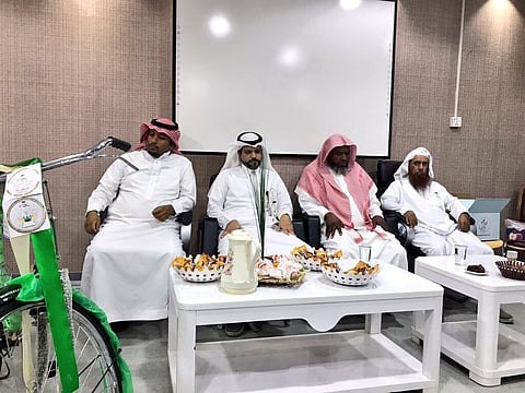 شاهد.. تكريم 14 عاملاً من حفظة كتاب الله بمستشفى وادي الدواسر