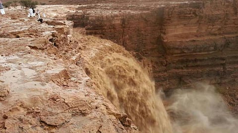 بالفيديو والصور.. شلالات الداهنة تجتذب المتنزهين بشقراء