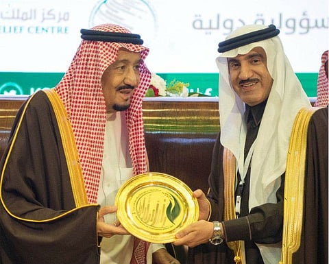 الملك سلمان يكرم "أوقاف صالح الراجحي" لجهودها الخيرية والإنسانية
