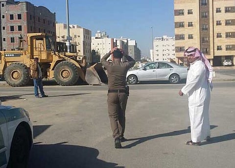 شاهد .. حملة على أصحاب المعدات الثقيلة وتسليم 55 سائقًا مخالفًا لبلدية شرق الطائف