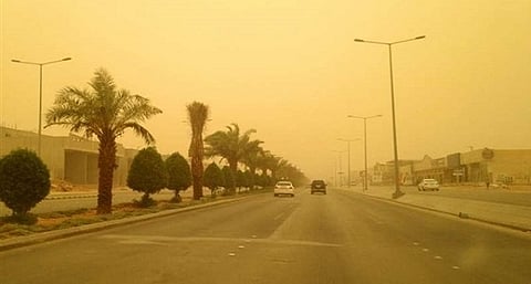 طقس بداية الأسبوع .. الأرصاد: استمرار تأثير الرياح النشطة المثيرة للأتربة والغبار على الرياض والشرقية