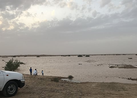 شاهد.. أمطار غزيرة على رفحاء.. والأهالي يستمتعون بالبحيرات الطبيعية