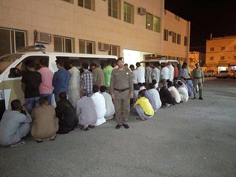 القبض على (2300) مخالف في حملات (وطن بلا مخالف) بمهد الذهب