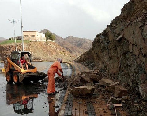"بلدية حبونا" تزيل الصخور المتساقطة بعد أمطار اليوم