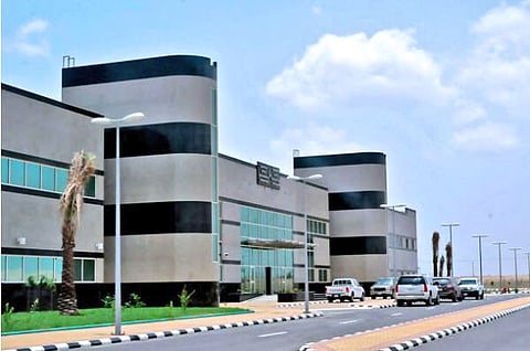 فريق طبي ببيش العام يستخرج قسطرة نُسيت ببطن مريض منذ 3 سنوات