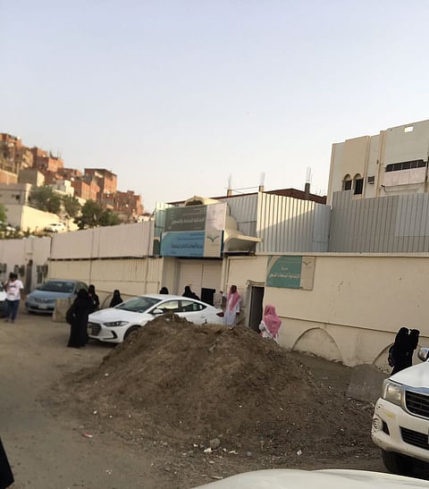 شاهد.. أكوام من الأتربة تحاصر منسوبات مدرسة بمكة