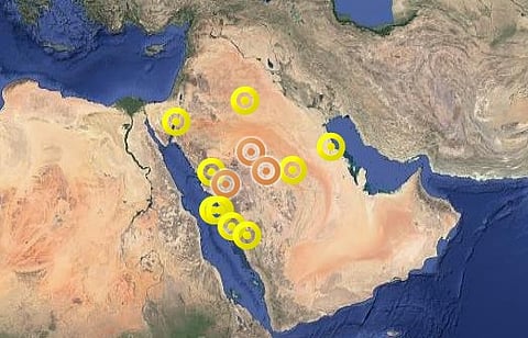 "الإنذار المبكّر" ينبِّه 3 مناطق .. سُحب مُمطرة ورياحٌ نشطة