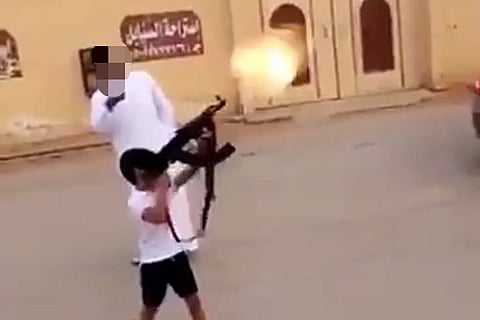 شرطة الرياض تضبط مواطناً حفّز طفلاً للعبث بسلاح رشاش