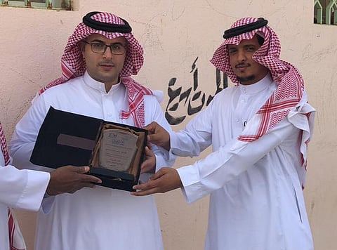 تكريم معلم لم يتغيب على مدى عامين بعسير