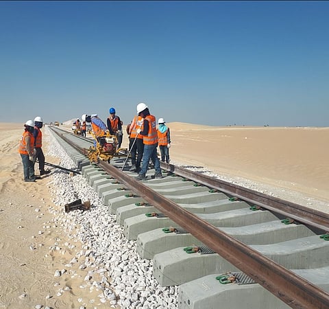 قصة نجاح استمرت 40 عامًا.. "الأومير" تنجح في تنويع مشروعاتها ما بين السكك الحديدية والبنى التحتية