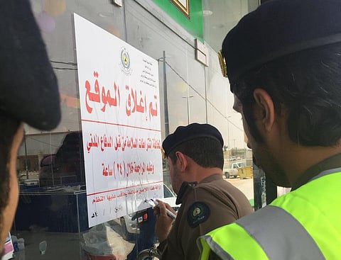 "المدني" يُغلق عددًا من المحال التجارية في "وادي الدواسر"