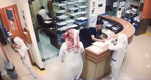 مجهول يعتدي على ممرض في مستشفى خاص بالمدينة المنورة.. و"الصحة" تتابع وتتوعد المعتدي