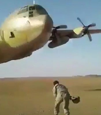 بالفيديو.. براعة طيار سعودي يقود طائرة c-130 في اليمن تثير إعجاب المغردين