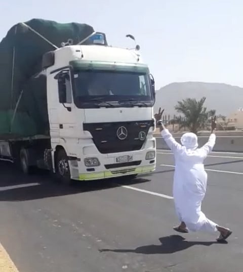 "المرور" تعلن ضبط الشاب المتهور في فيديو القفز أمام الشاحنة