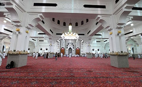 شاهد من سفح جبل سلع.. مسجد الخندق "زوار يتوافدون وعمارة حديثة"