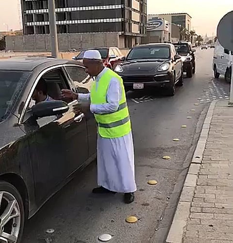 "أبوخالد" أقدم متطوع في "الصحة" يدشن حملة توزيع وجبات إفطار الصائمين