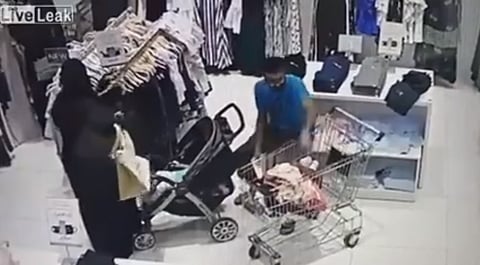 بالفيديو.. شاهد ما كشفته كاميرا مراقبة بمحل ملابس