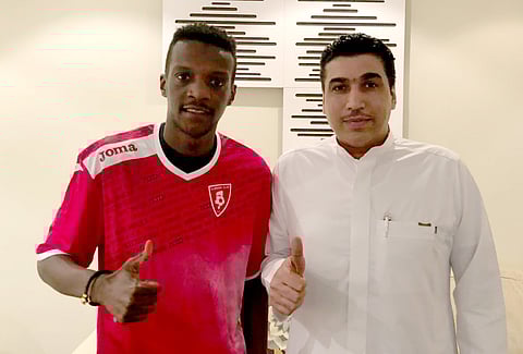 الوحدة يدعم صفوفه بأربعة لاعبين محليين