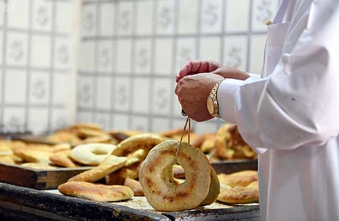 "الشُريك الحجري" يزيِّن موائد الإفطار بالمسجد النبوي .. طوابير تصطف لشرائه
