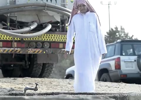 العم دحيم.. حبه للخير دَفَعَه لقضاء 34 عاماً من عمره في سقيا المساجد