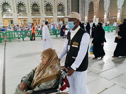 هكذا رسم أحد "شباب مكة" الفرحة على مُحيا معتمرة مسنة