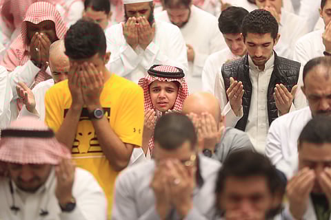 شاهد.. أكثرُ من 15 ألفاً يؤدون التراويح والقيام بجامع الملك عبدالله بالرياض