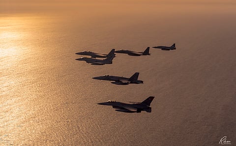 براً وجواً وبحراً .. انفجارات عنيفة تهز أطراف الحديدة وقادة "الحوثية" يفرون