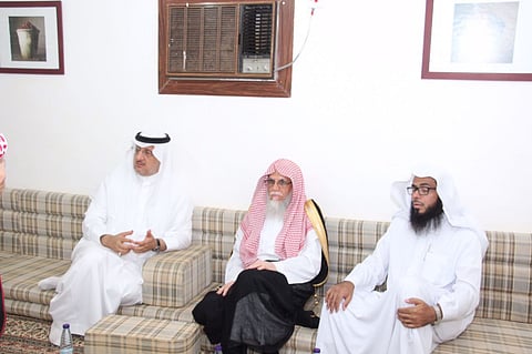 "محافظ شقراء" يزور قرية "آل جوفان" ويلتقي بالأهالي