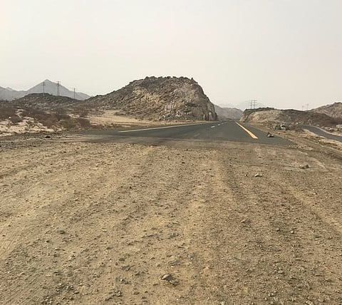 أهالي "أم حطب" يطالبون بإغلاق نهاية طريق القرية الموصل إلى الليث