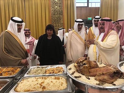 بتوجيه من "سلطان بن سلمان".. غداء ضيوف سوق عكاظ صناعة طائفية